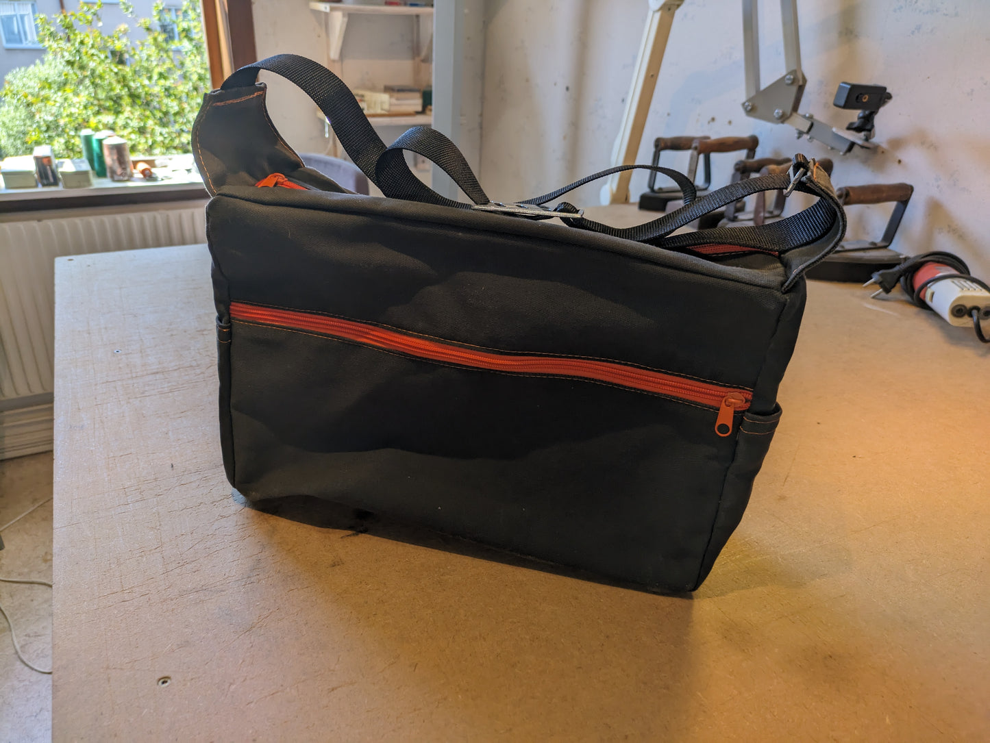 Ax bag in dark blue canvas with orange zippers