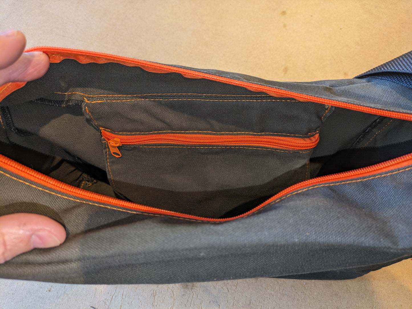 Ax bag in dark blue canvas with orange zippers