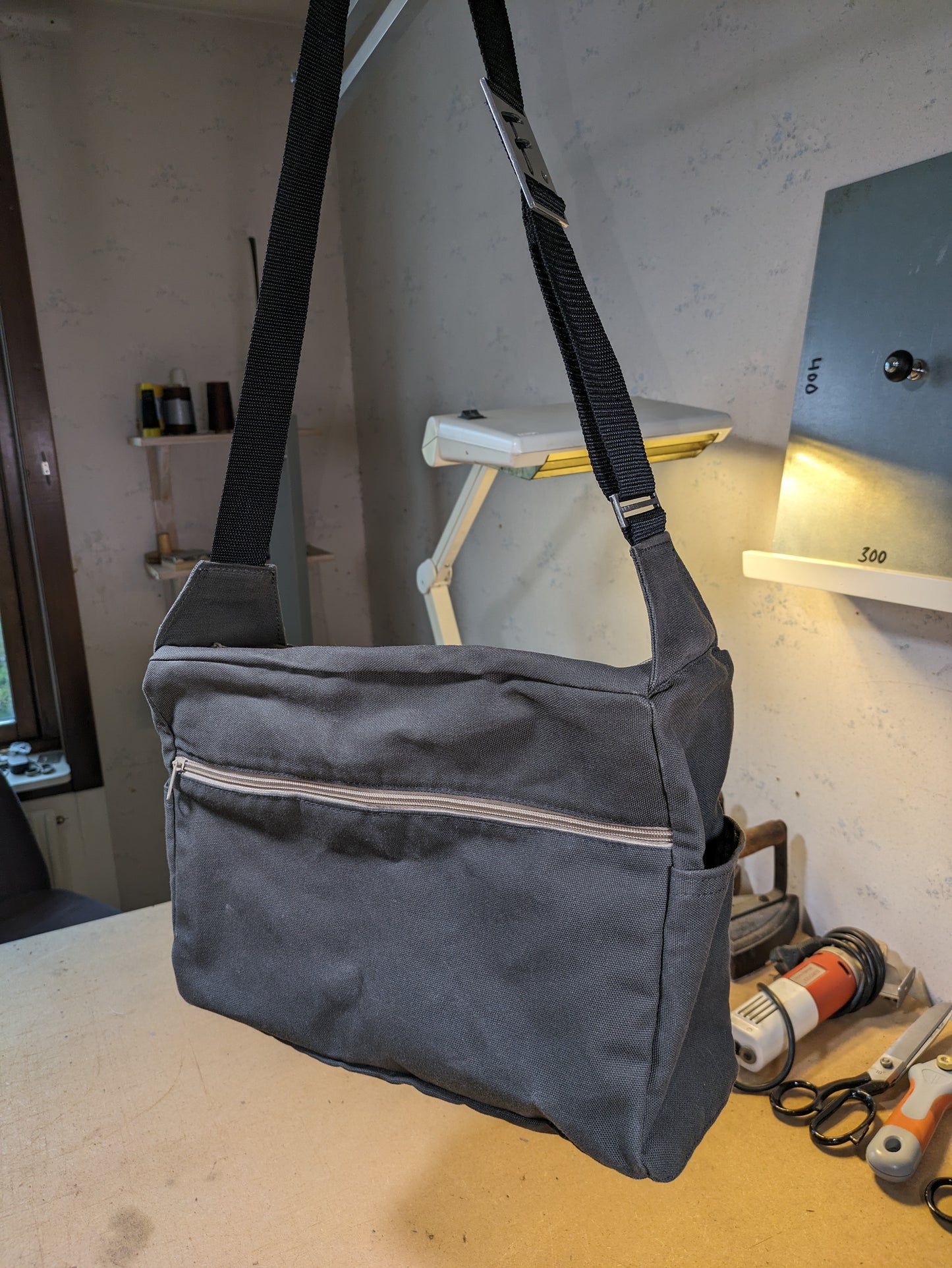 Shoulder bag in dark gray with khaki zippers