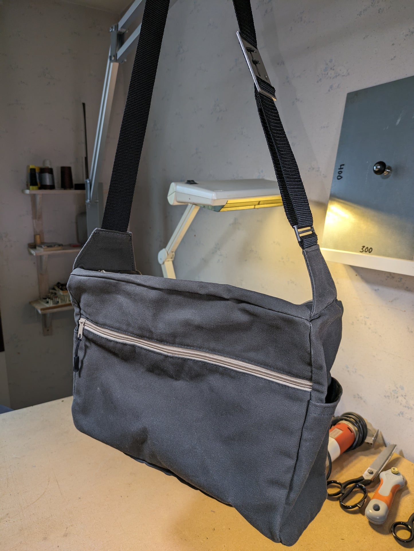 Shoulder bag in dark gray with khaki zippers